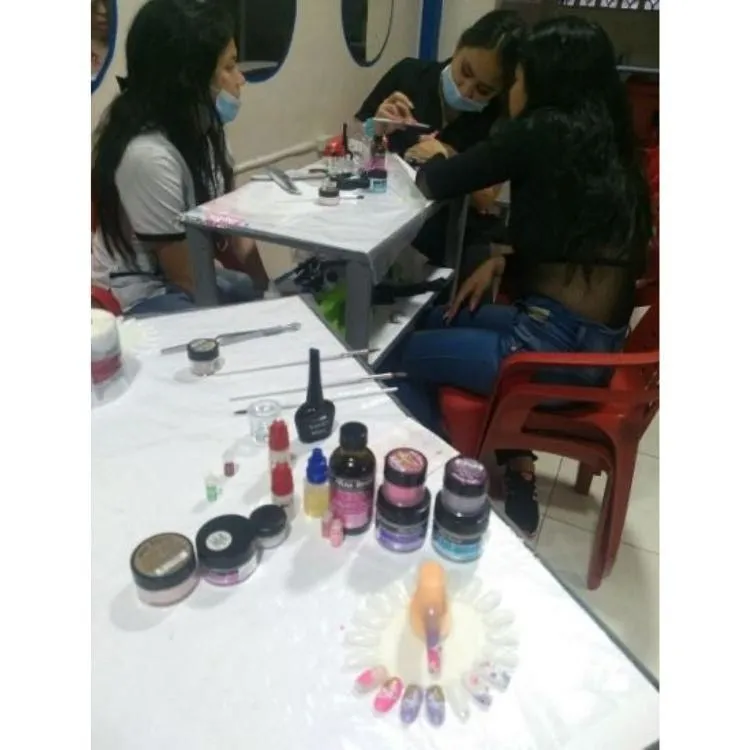 La imagen 2 de la Empresa ESCUELA TÉCNICA DE BELLEZA HOLLIDAYS